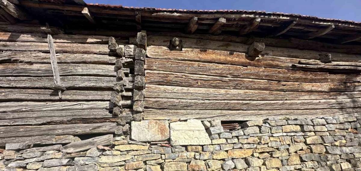 Müze Gibi Köy: Her Duvarlarda Tarihi Tapınağın Taşları Var