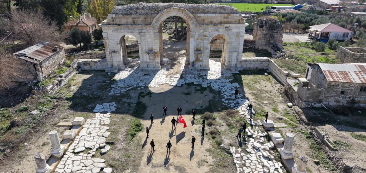 Öğrenciler Anvarza’da Zeybek Oynadı