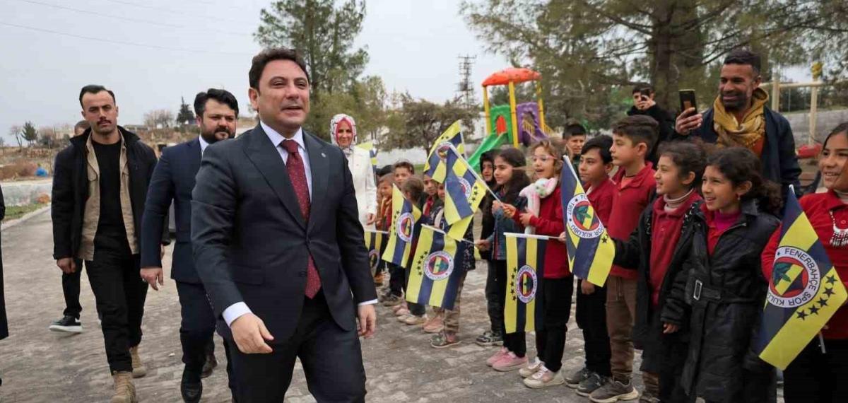 Öğrenciler Kaymakamı Fenerbahçe Bayraklarıyla Karşıladı