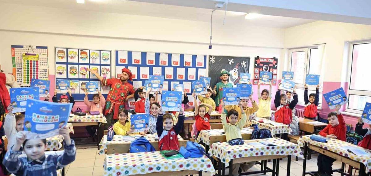 Öğrencilere Çat Kapı Tiyatro Sürprizi