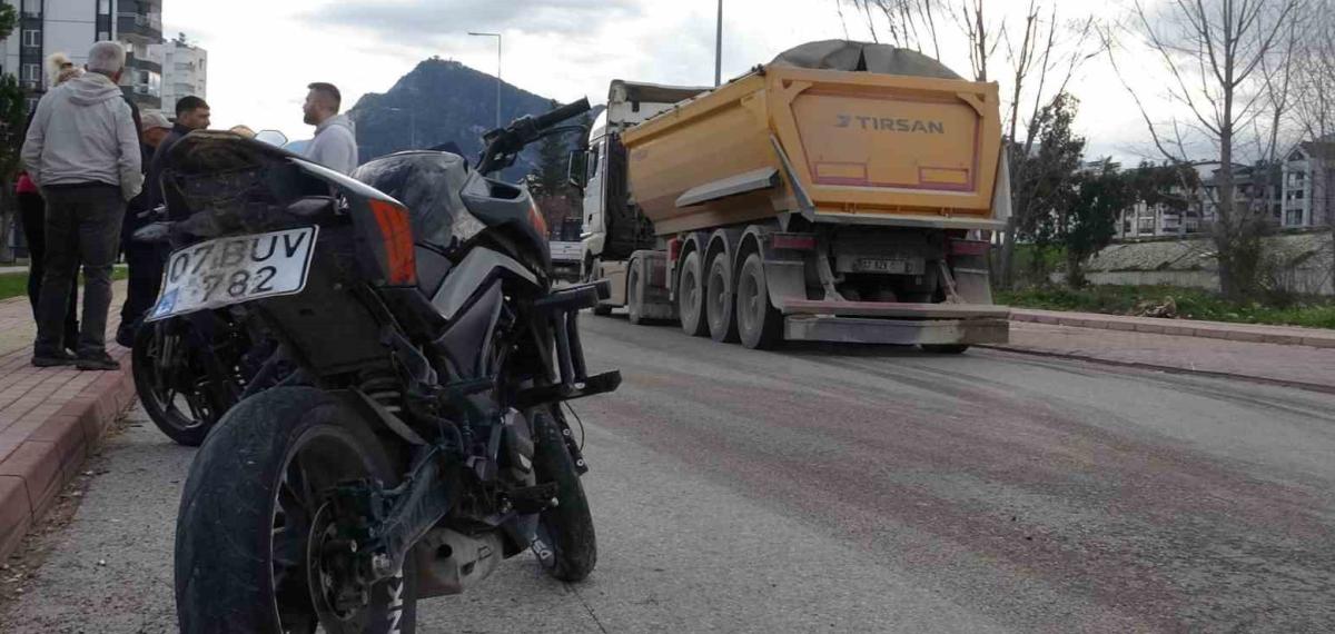 Okul Dönüşü Kamyon ile Çarpışan Motosikletteki 2 Genç Yaralandı