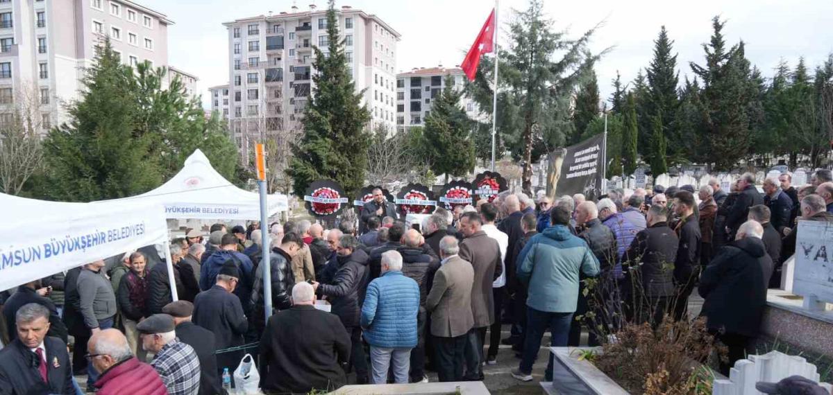 Ozan Arif, 7. Ölüm Yıl Dönümünde Mezarı Başında Anıldı
