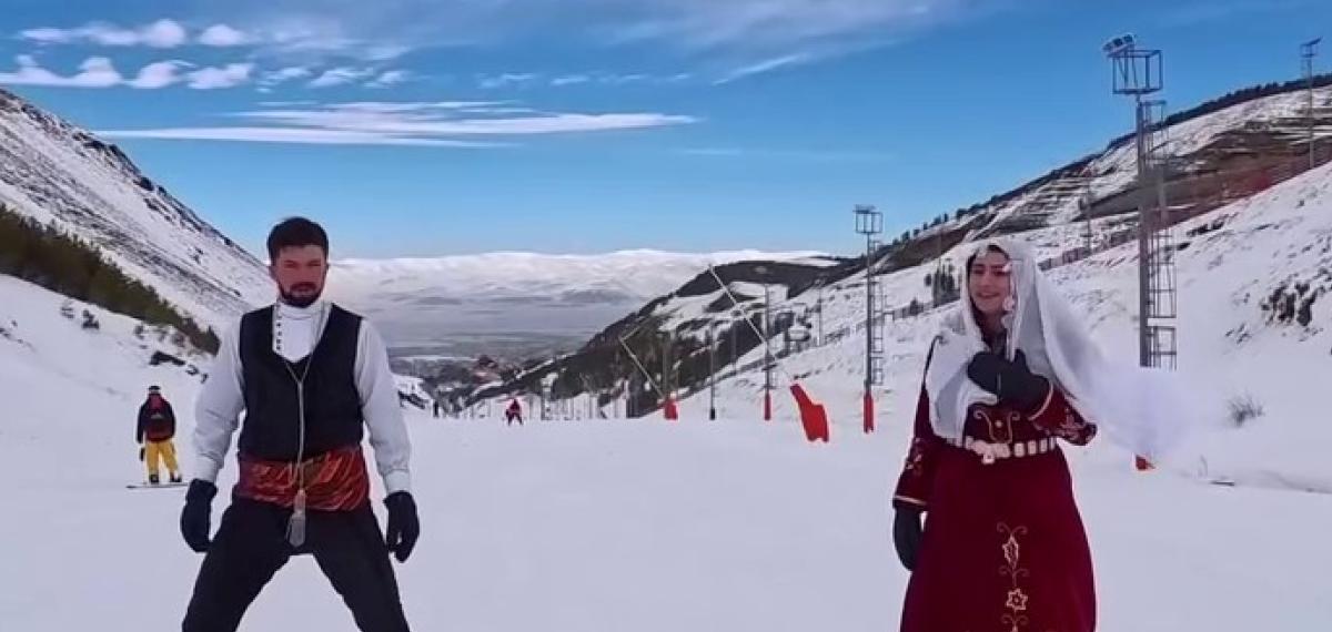 Palandöken’de Renkli Görüntüler: Pistler Geceleri Rengarenk Oldu, Dadaş Kıyafetiyle Zirveden Kaydılar