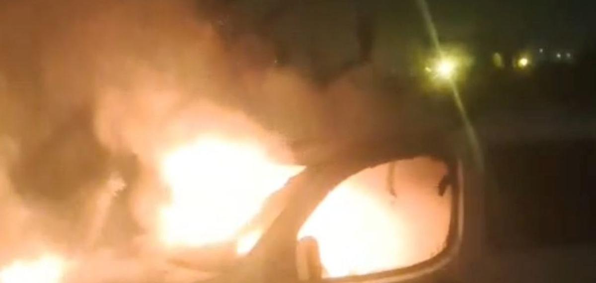 Park Halindeki Otomobil Alev Alev Yandı