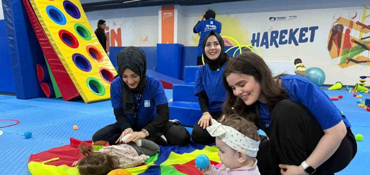 Pendik’te Anne ve Bebekler Aynı Minderde Jimnastik Yapıyor