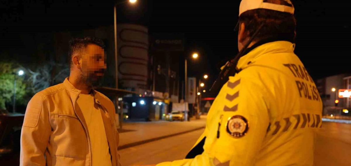 Polisten ’Babalık’ Yapmasını İsteyen Alkollü Sürücü Gazetecinin Şarjının Bitmesini Diledi