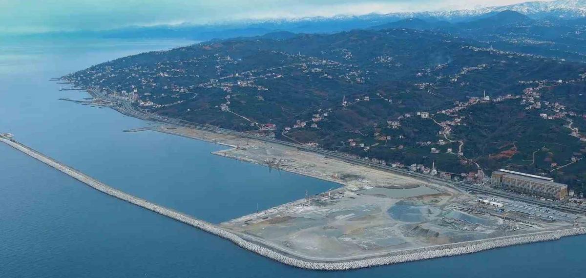 Rize’de İyidere Lojistik Limanı İnşaatı Sürüyor
