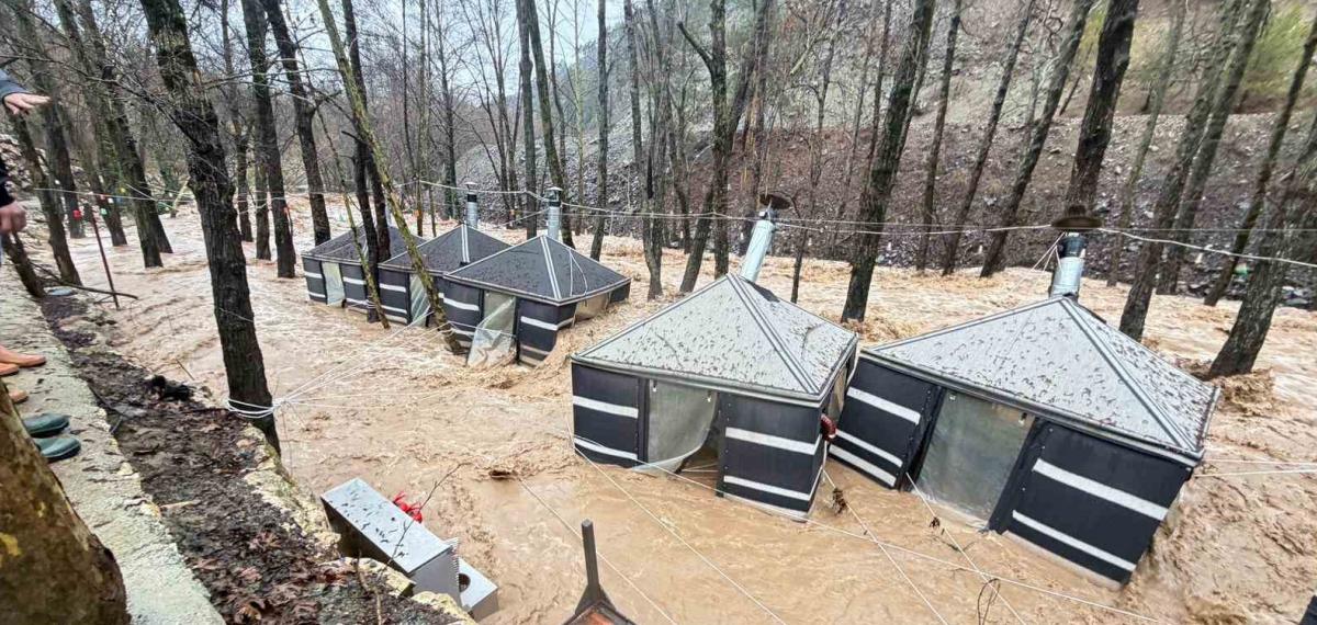 Sağanak Mersin’i Vurdu: Dereler Taştı, Restoran Sular Altında Kaldı
