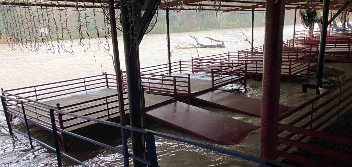 Sağanak Sebebiyle Köprüçay Taştı, İş Yerleri ve Araziler Sular Altında Kaldı