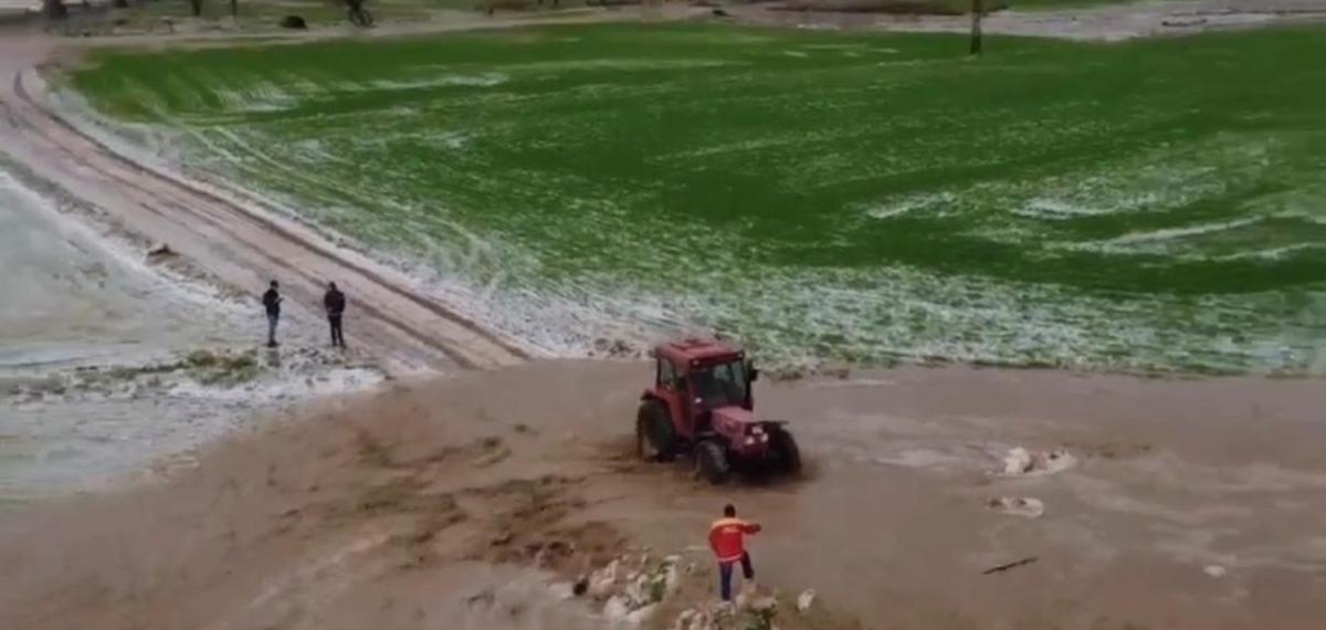 Sağanak Taşkına Neden Oldu, Tarlada Mahsur Kalan Şahıs Traktörle Kurtarıldı