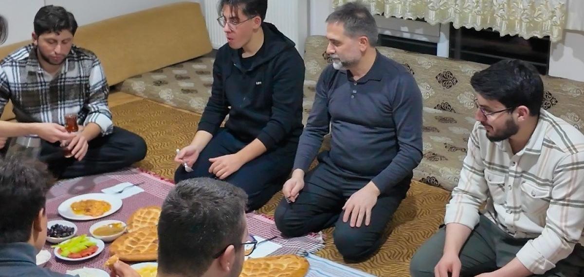 Sahur Sofrasında Öğrencileri Yalnız Bırakmadı