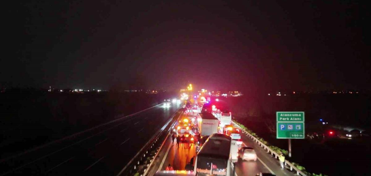 Sakarya’da 16 Aracın Karıştığı Zincirleme Kazada 4’ü Ağır 13 Yaralı: Olay Yeri Böyle Görüntülendi