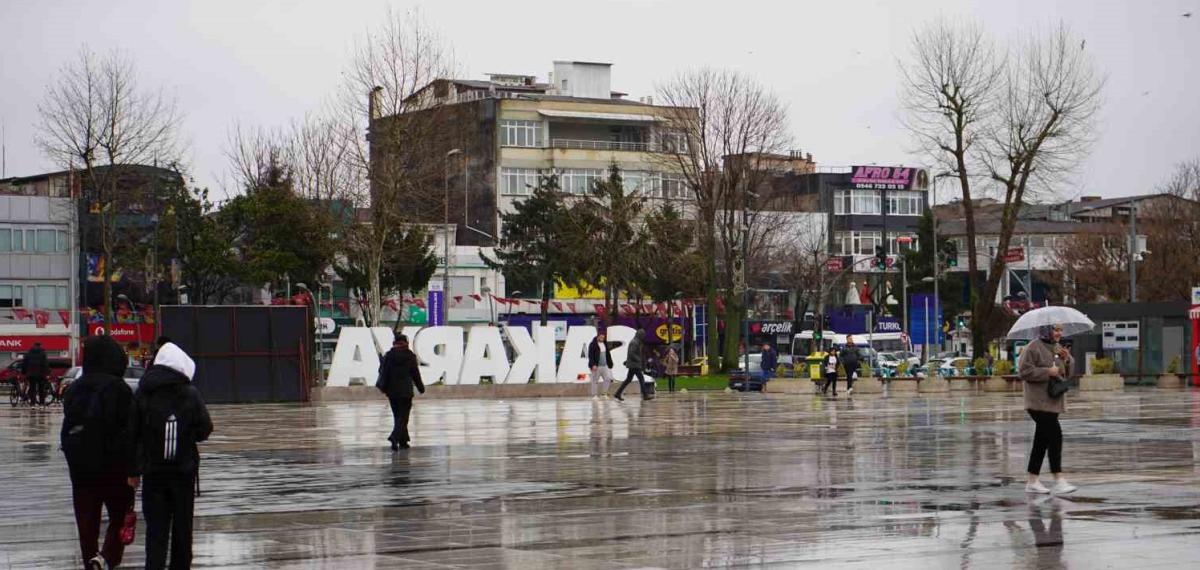 Sakarya’da Şehir Merkezinde Yağmur, Yüksek Kesimlerde Kar Etkili Oluyor