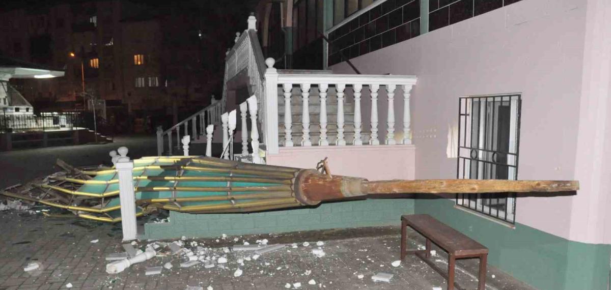 Salihli İlçesini Fırtına Vurdu, Minarenin Külahı Koptu, Çok Sayıda Ağaç Devrildi