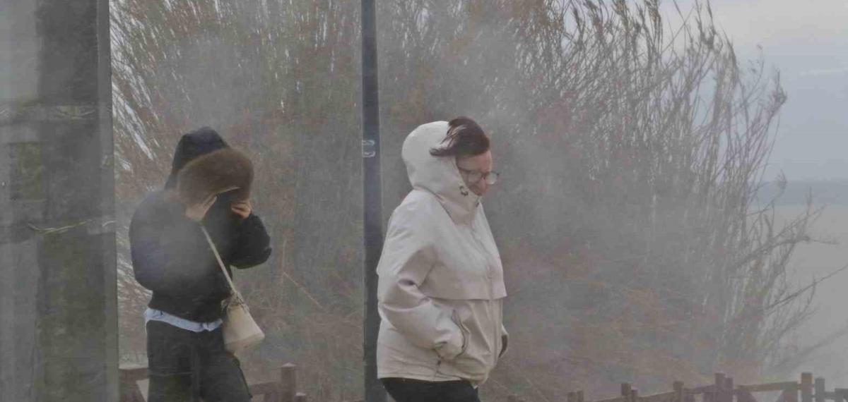 Şelale Şiddetli Rüzgarla Tersine Çağladı, Denizin Rengi Kahverengiye Büründü