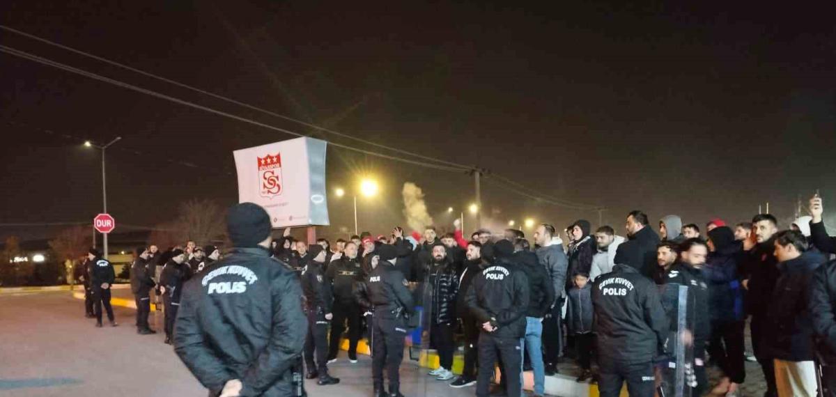 Sivasspor’a Taraftarlardan Tesislerde Protesto