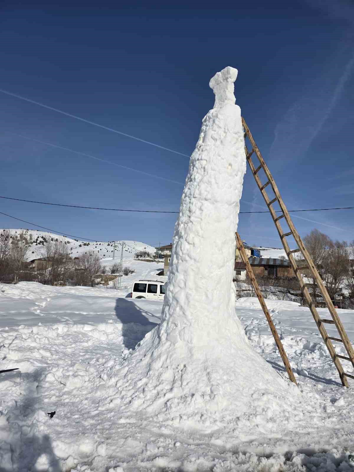 Sivas’ta 8 Metre Uzunluğundaki Kardan Adam Kuleyi Andırdı