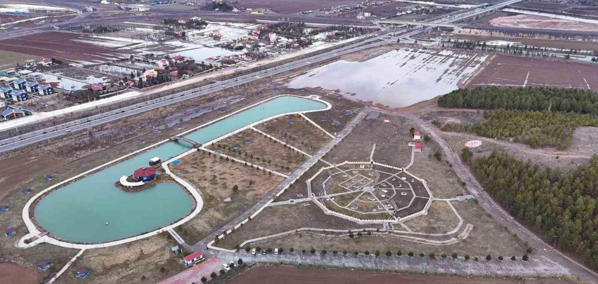 Sivas’ta Yağmur Suları İkiz Gölet Oluşturdu