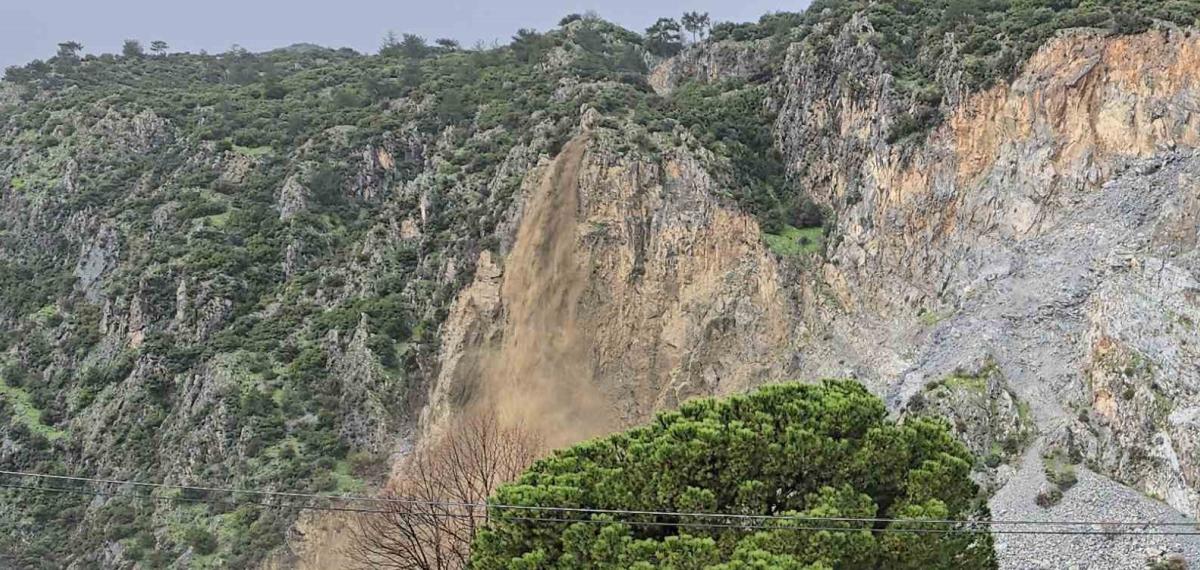 Söke’de Dağdan Akan Sular Adeta Şelaleye Döndü