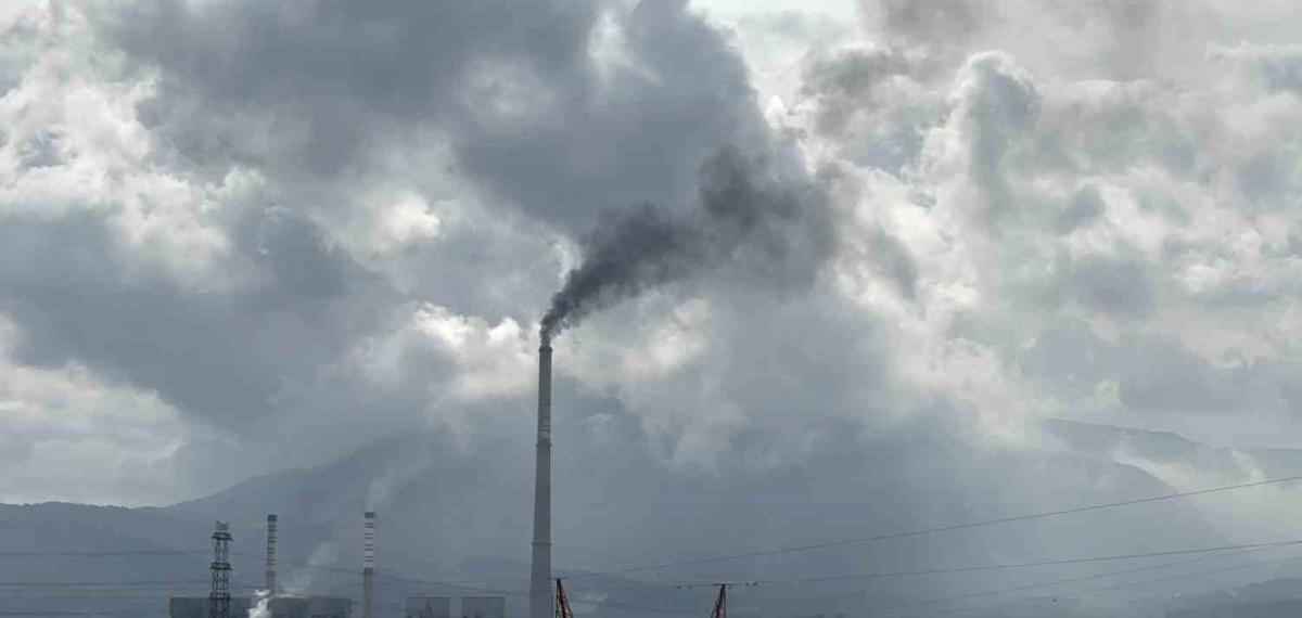 Soma’da, Termik Santralden Yükselen Siyah Duman Kentin Soluğunu Kesiyor