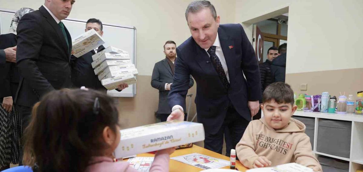 Sultanbeyli’de Asırlık Gelenek Yaşatılıyor: Çocuklara Ramazan Köşesi Hediyesi