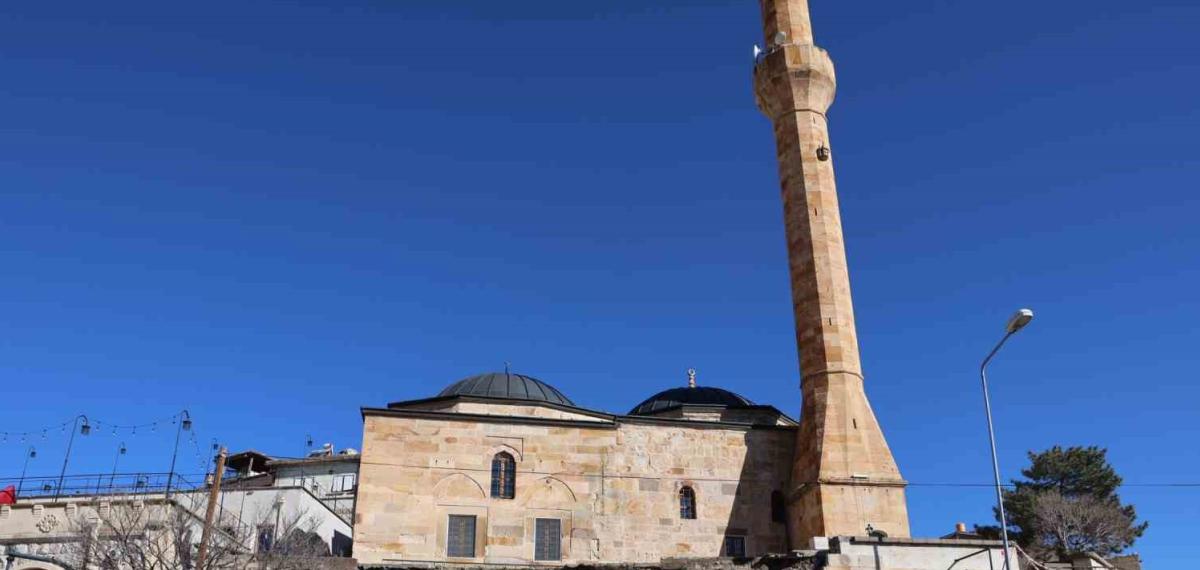 Tarihi Caminin İstinat Duvarı Çöktü, O Anlar Kameralara Yansıdı