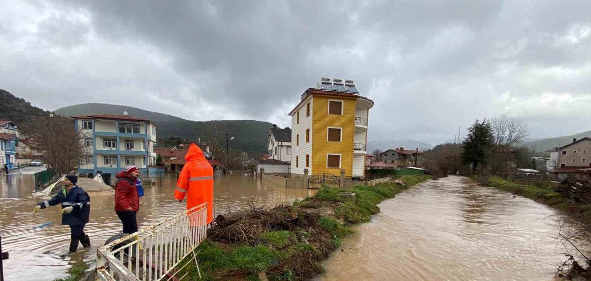 Taşkın Suları Tahliye Ediliyor, Bozulan Yollar Onarılıyor