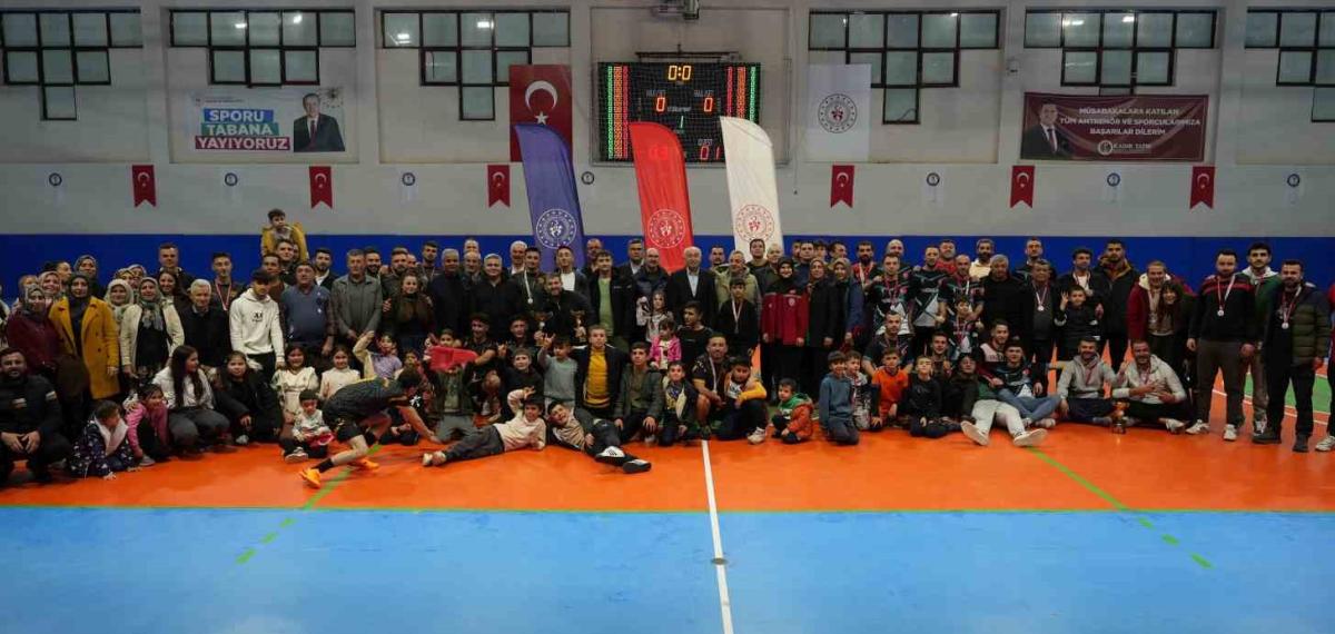 Tavas’ta Mahalleler Kozlarını Sahada Paylaştı