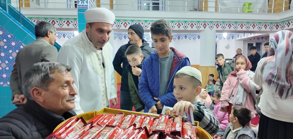 Teravihe Gelen Çocuklara İmamdan İkramlar
