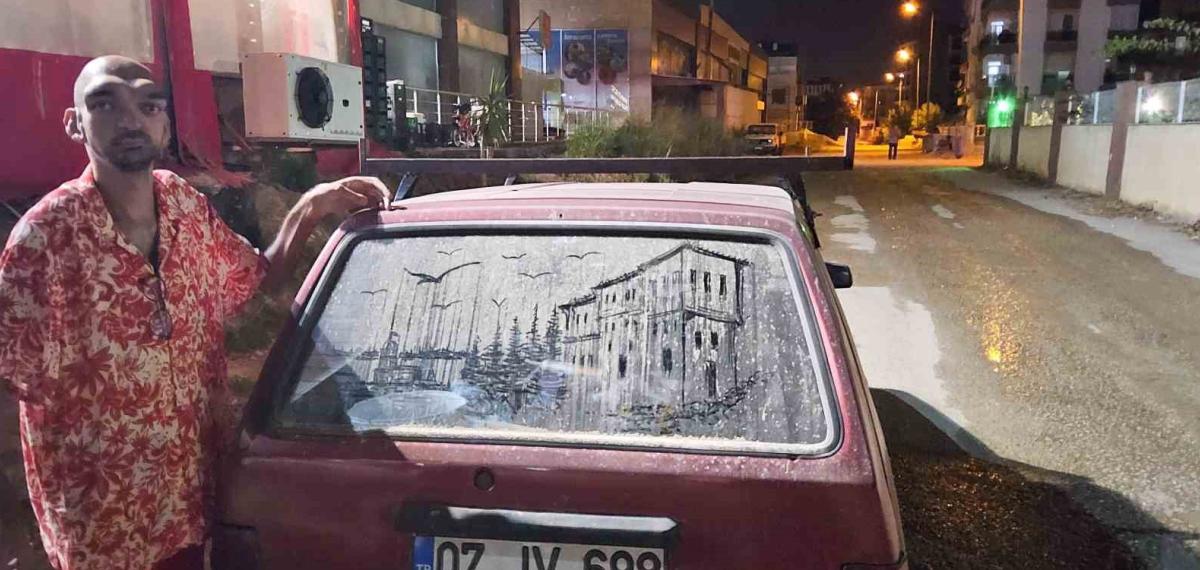 Tozlu Araç Görünce Dayanamıyor, Camları Sanat Eserine Dönüştürüyor