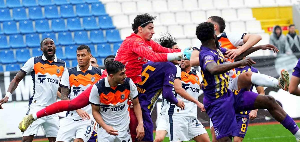 Trendyol Süper Lig: Eyüpspor: 0 – Rams Başakşehir: 1 (İlk Yarı)