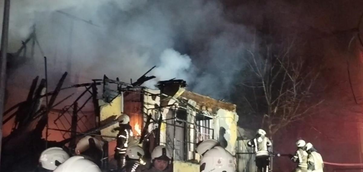 Üsküdar’da İki Katlı Metruk Bina Alev Alev Yandı