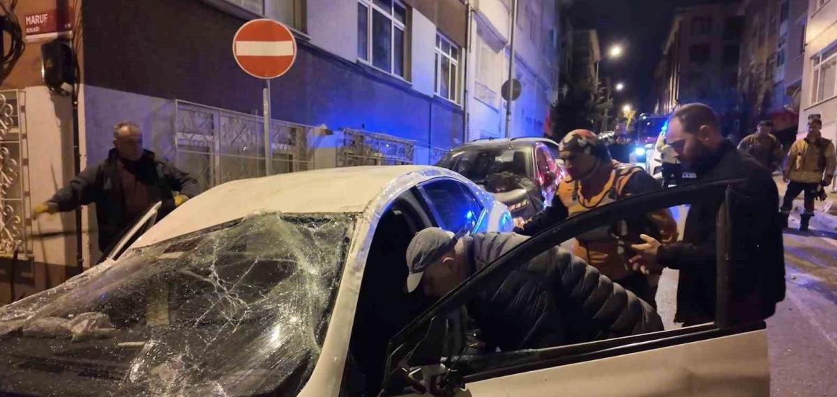 Üsküdar’da Kontrolden Çıkan Otomobil İki Araca Çarparak Takla Attı