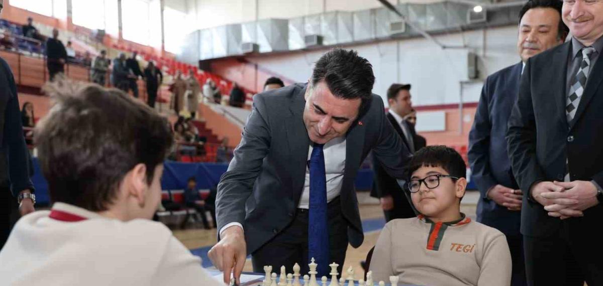 Vali Aygöl İlk Hamleyi Yaptı, Turnuva Başladı