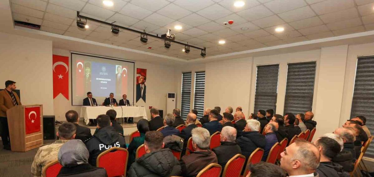 Vali Çelik Kiğı’da Muhtarlarla Bir Araya Geldi