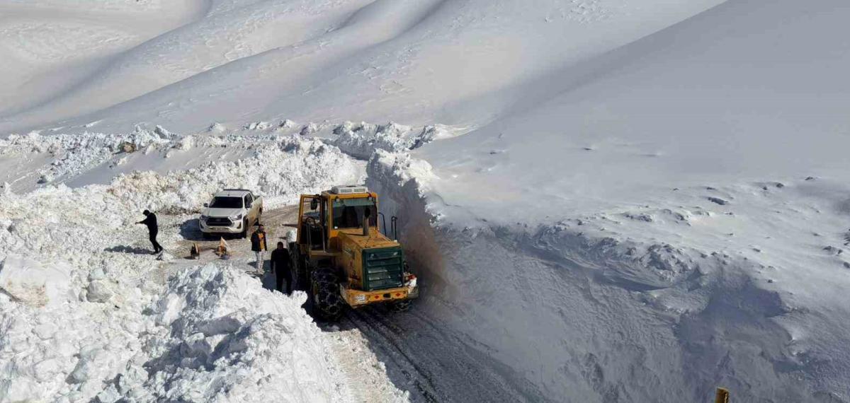 Van’da 3 Bin 300 Rakımlı Mezra Yolunda Karla Mücadele Sürüyor