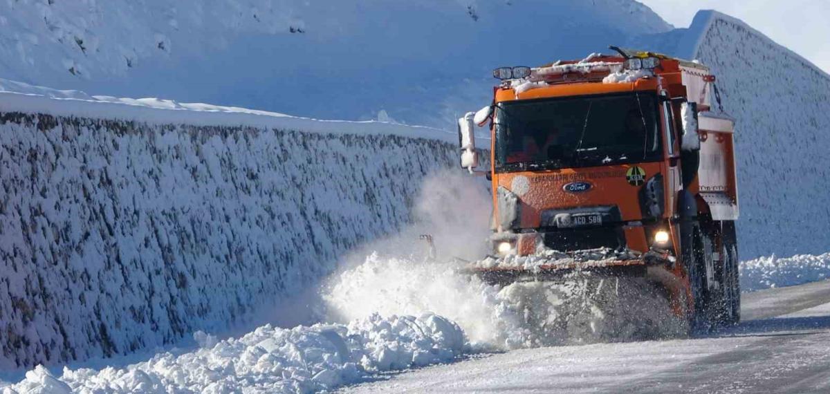 Van’da 390 Yerleşim Yerinin Yolu Kardan Kapandı