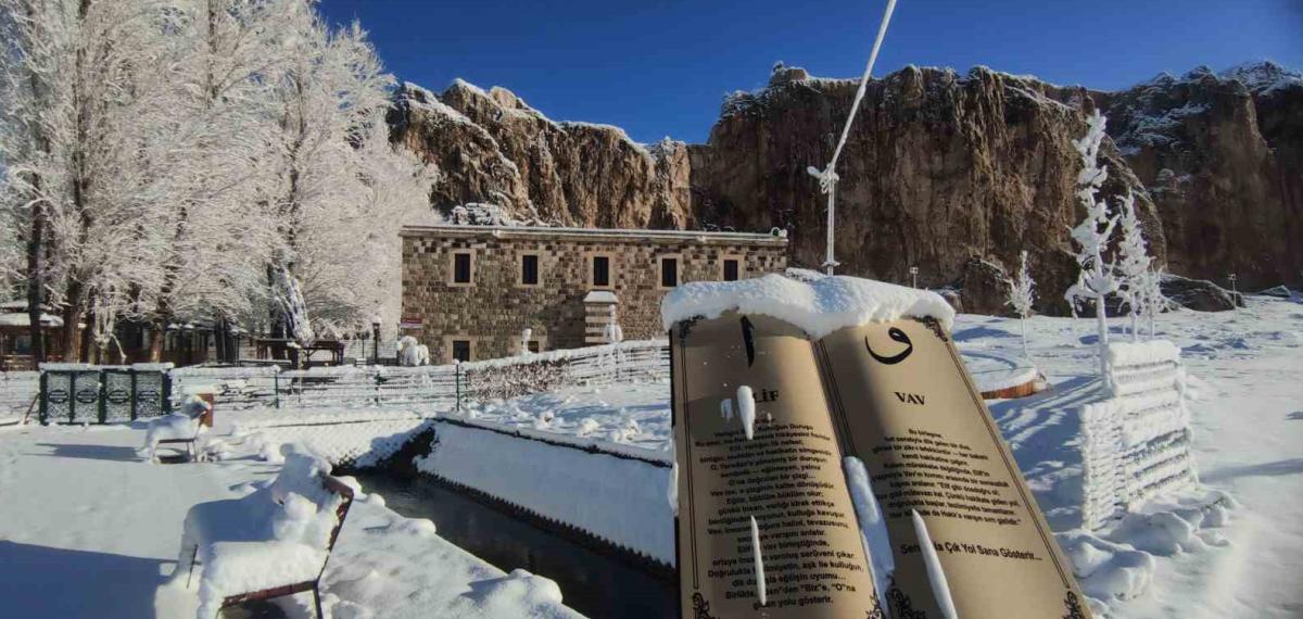 Van’da Gece Yağan Kar Kartpostallık Manzaralar Oluşturdu