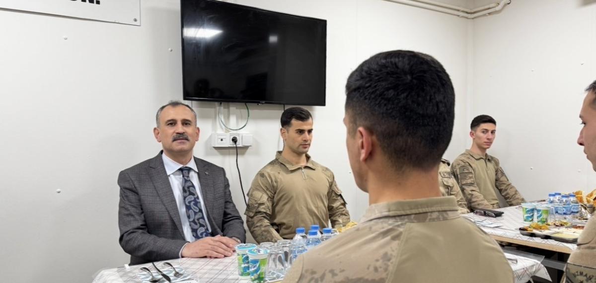 Vatan Nöbetindeki Kahramanlar Sınır Hattında İftar Sofrasında