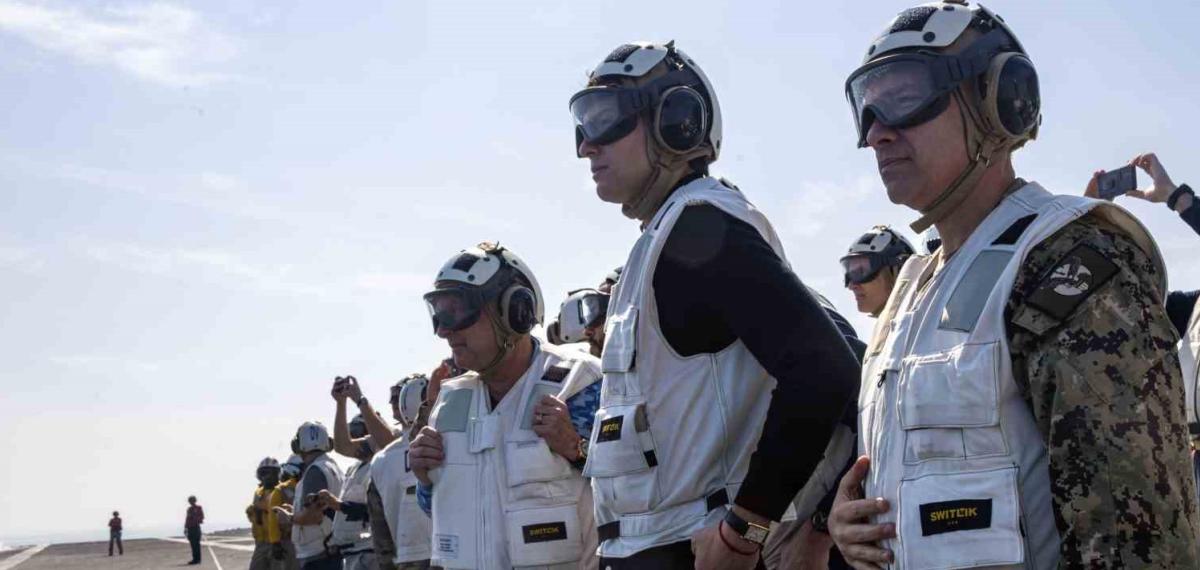 Witkoff’tan Umman Denizi’ndeki ABD Uçak Gemisine Ziyaret