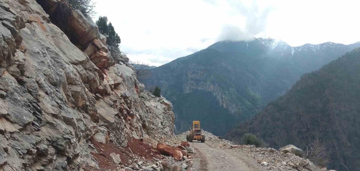 Yahyalı’da Sel ve Heyelan Sonucu Kapanan Yollar Açıldı