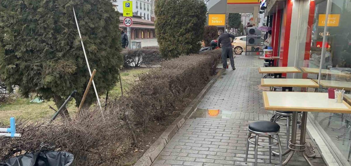 Yan Bakma Kavgasında Biri Ağır 2 Kişi Bıçaklanarak Yaralandı