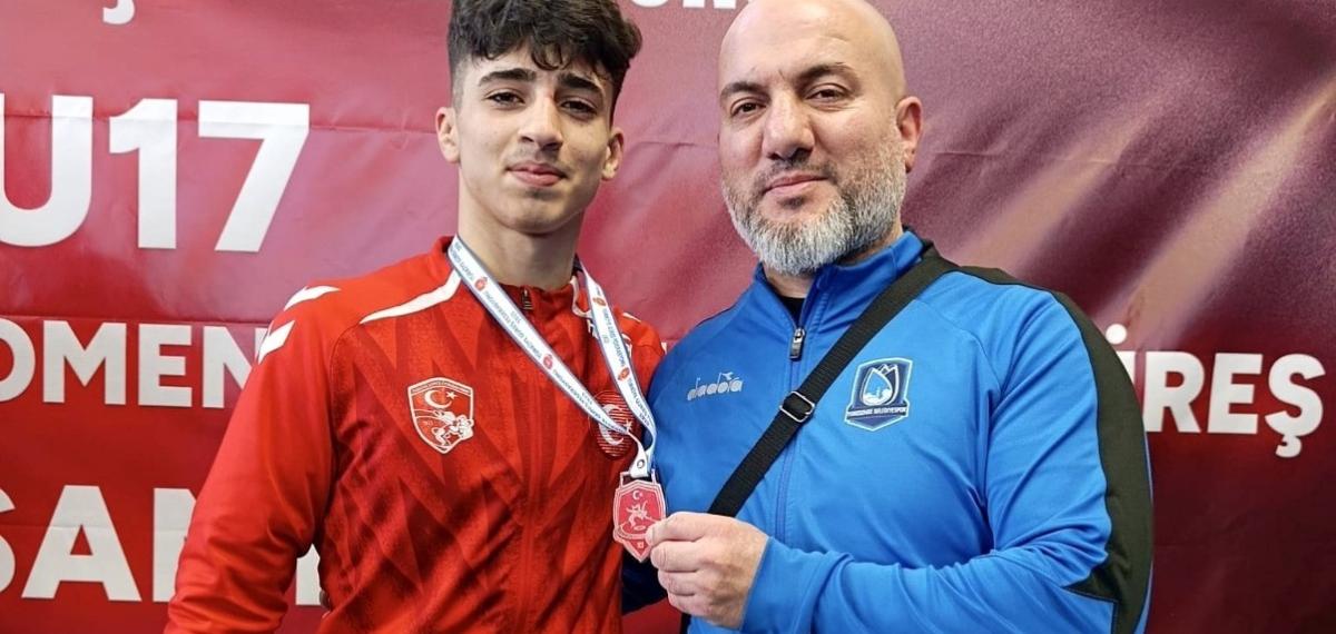 Yerlikaya’dan Madalyasını Alan Genç Güreşçi Manisa’ya Gurur Yaşattı