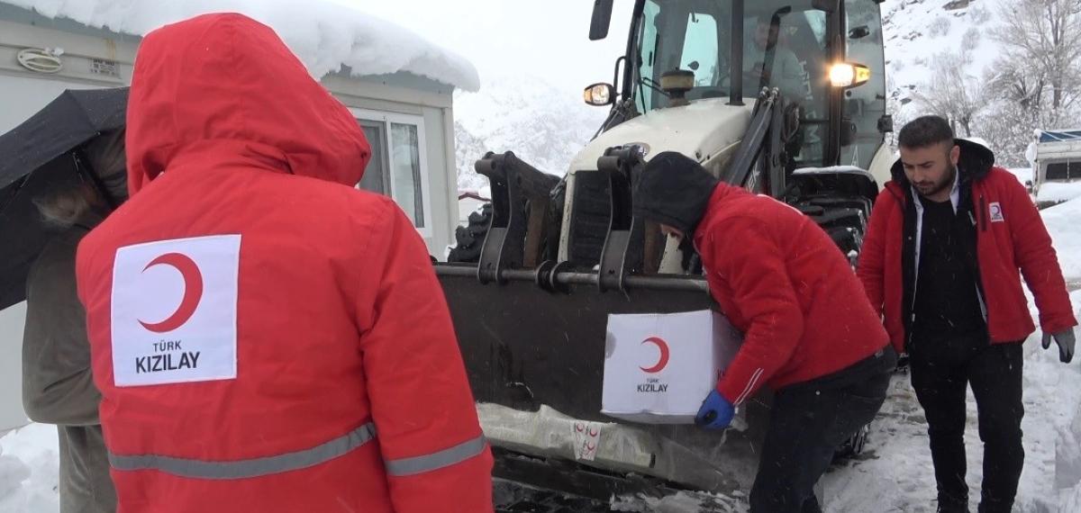 Yolda Kalan Kızılay Ekibi Hasta Yatağını Kepçeyle Ulaştırdı