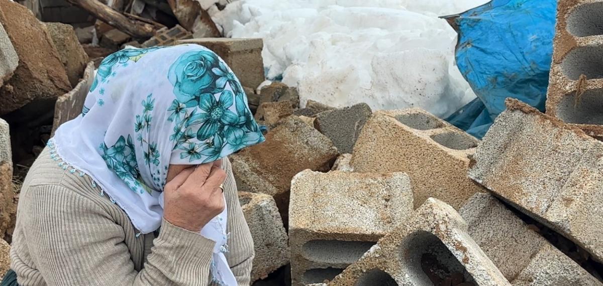 Yüksekova’da Bir Annenin Sessiz Feryadı: Zine Teyze Yıkılan Ahırının Başında Gözyaşlarına Boğuldu