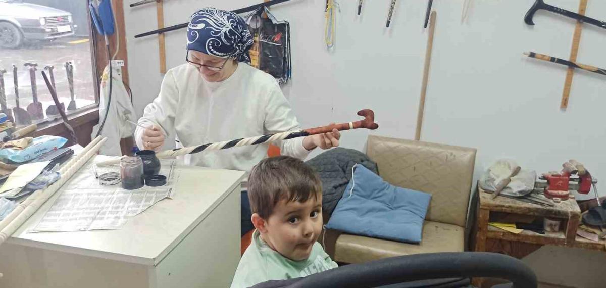 20 Yıllık Fatime Usta Bir Eliyle Torun Sallıyor, Diğer Eliyle Dünyaca Ünlü Bastonlara Şekil Veriyor
