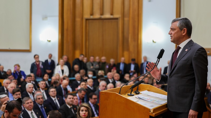 CHP Lideri Özgür Özel’den TBMM’de Çok Sert Mesajlar: “Erdoğan Amerikan Planının Parçası, Türkiye İçeride ve Dışarıda Zayıflatılıyor”