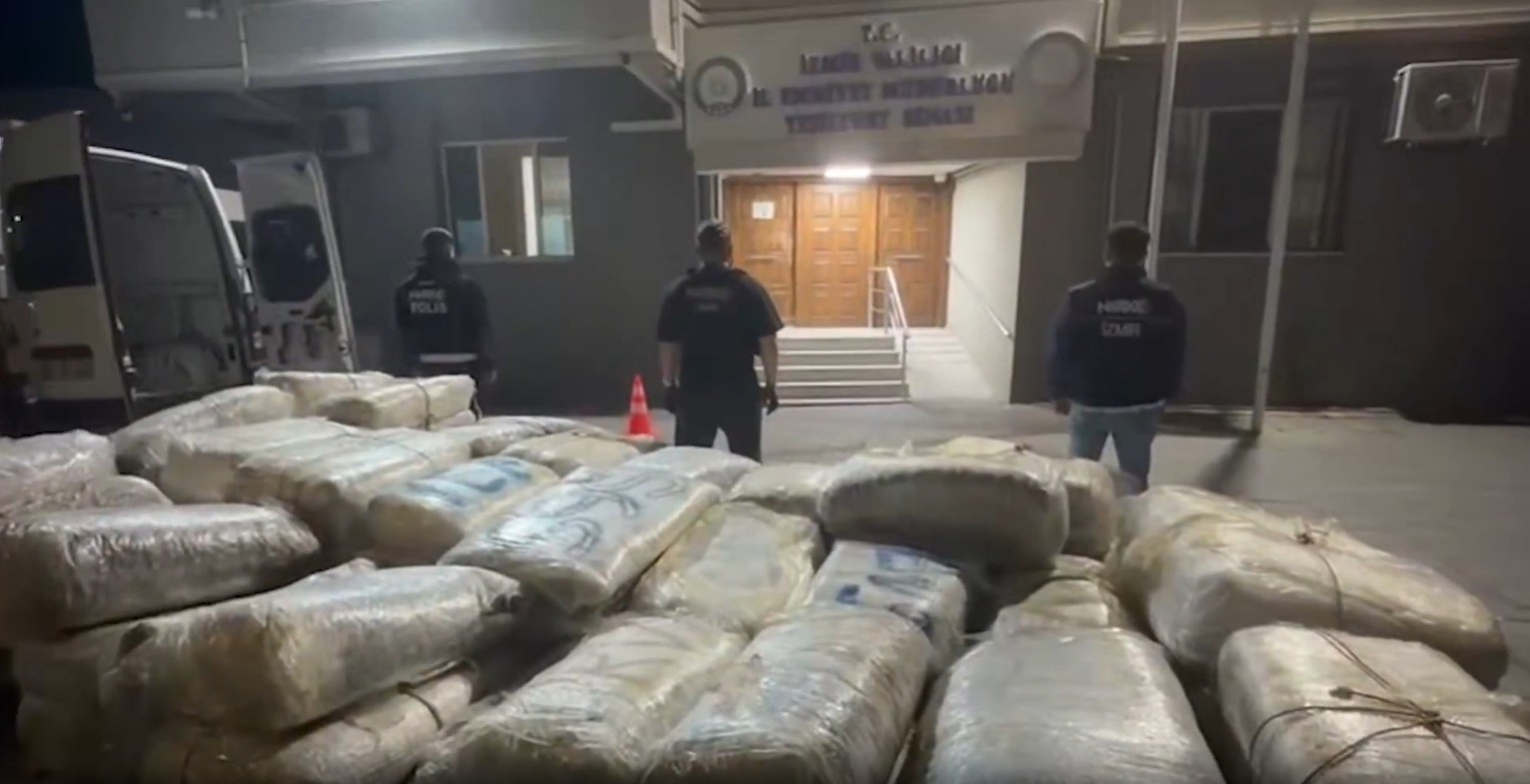 İzmir’de 1,3 Ton Skunk ve 57 Bin Uyuşturucu Hap Ele Geçirildi