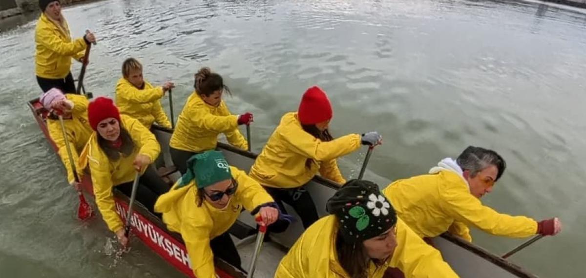 8 Mart’ta Karadeniz’in Soğuk Sularında Kürek Çektiler