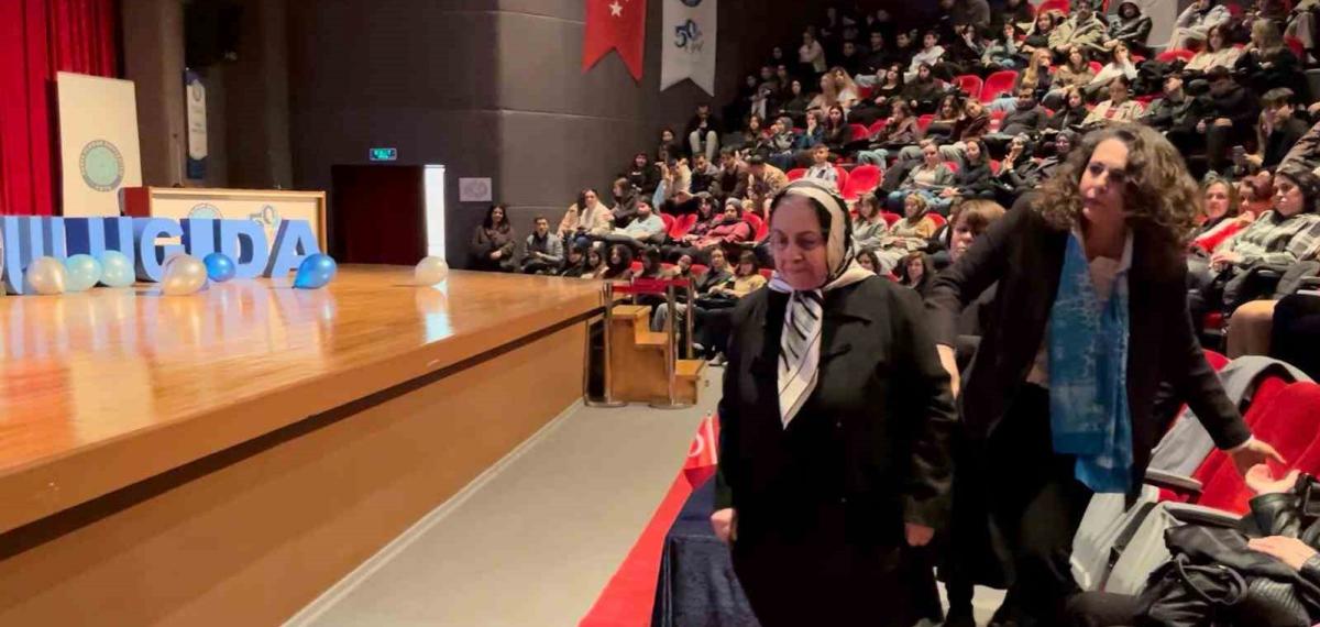 80 Yaşındaki Emekli Öğretmen, Kansere Yenik Düşen Profesör Kızını Gözyaşlarıyla Andı